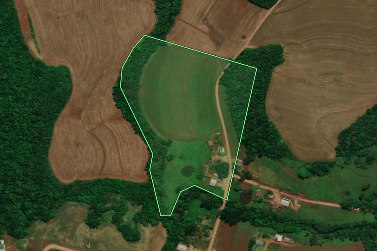 Imagem de satélite do imóvel rural em Pranchita (PR), com o contorno declarado no CAR desenhado por cima.