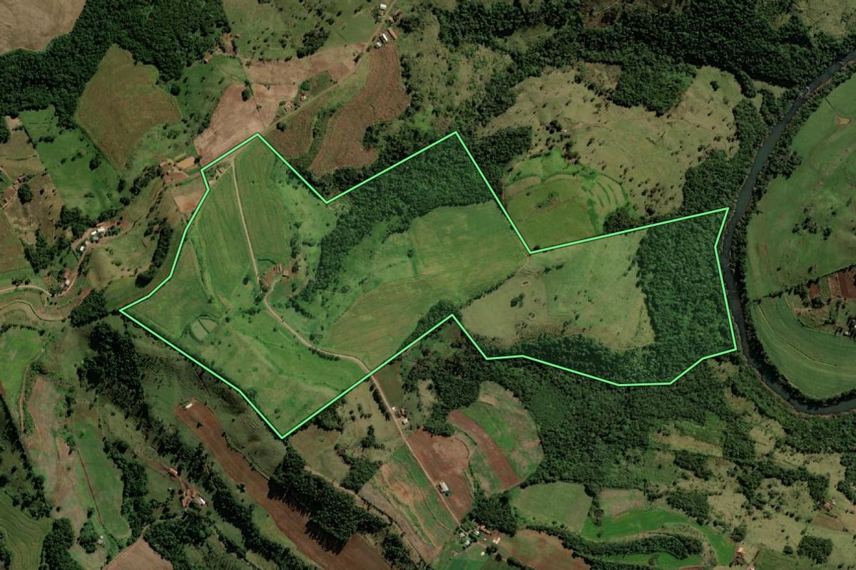 Imagem de satélite do imóvel rural em Pranchita (PR), com o contorno declarado no CAR desenhado por cima.