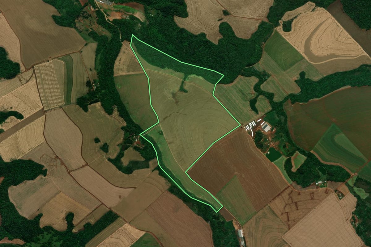 Imagem de satélite do imóvel rural em Pranchita (PR), com o contorno declarado no CAR desenhado por cima.