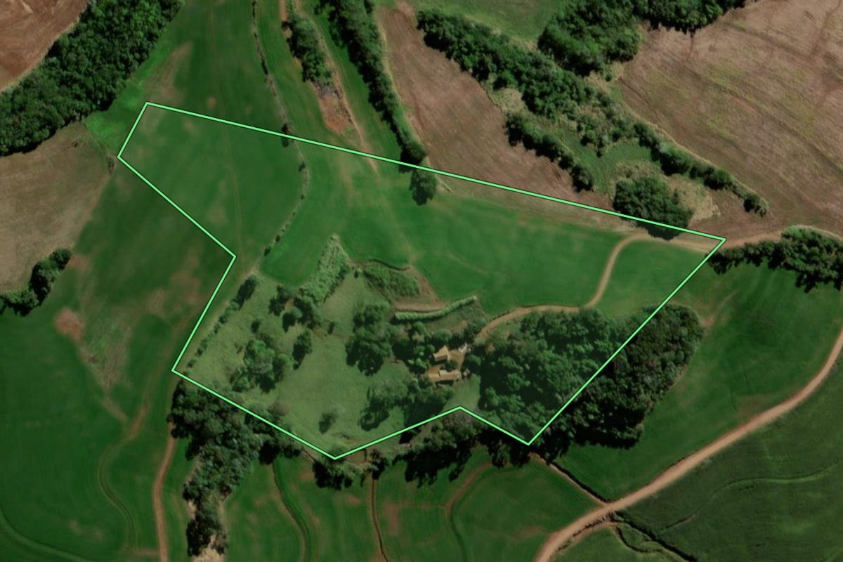 Imagem de satélite do imóvel rural em Pranchita (PR), com o contorno declarado no CAR desenhado por cima.