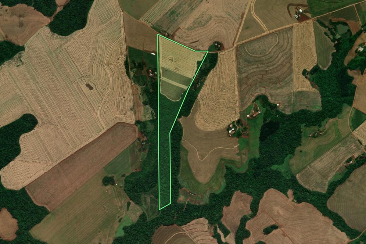 Imagem de satélite do imóvel rural em Pranchita (PR), com o contorno declarado no CAR desenhado por cima.