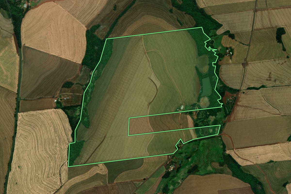 Imagem de satélite do imóvel rural em Pranchita (PR), com o contorno declarado no CAR desenhado por cima.