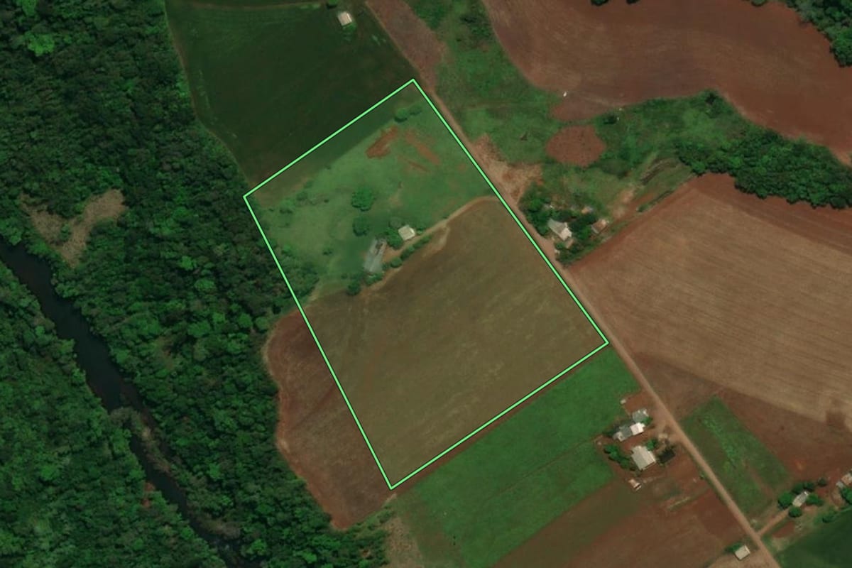 Imagem de satélite do imóvel rural em Pranchita (PR), com o contorno declarado no CAR desenhado por cima.
