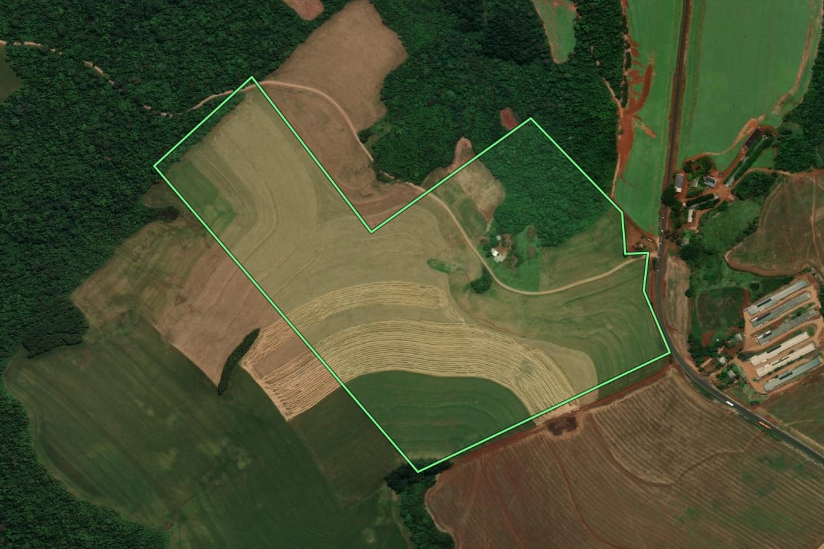 Imagem de satélite do imóvel rural em Pranchita (PR), com o contorno declarado no CAR desenhado por cima.