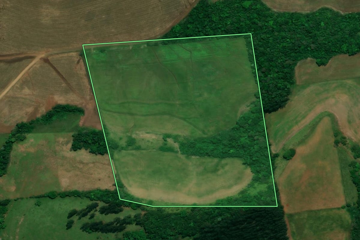 Imagem de satélite do imóvel rural em Pranchita (PR), com o contorno declarado no CAR desenhado por cima.