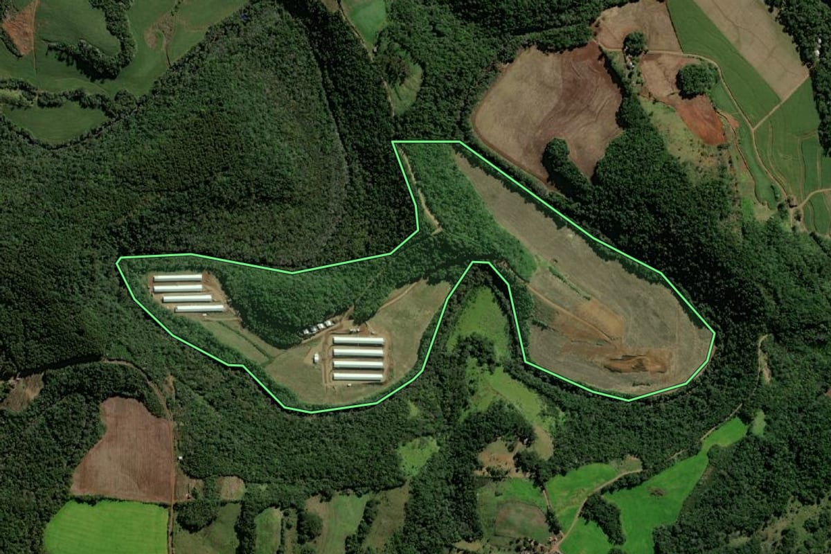 Imagem de satélite do imóvel rural em Pranchita (PR), com o contorno declarado no CAR desenhado por cima.