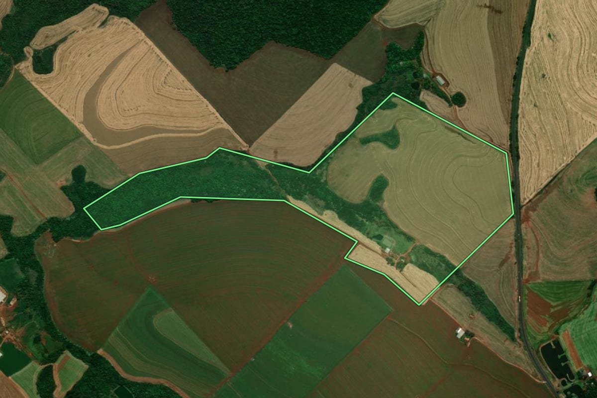Imagem de satélite do imóvel rural em Pranchita (PR), com o contorno declarado no CAR desenhado por cima.