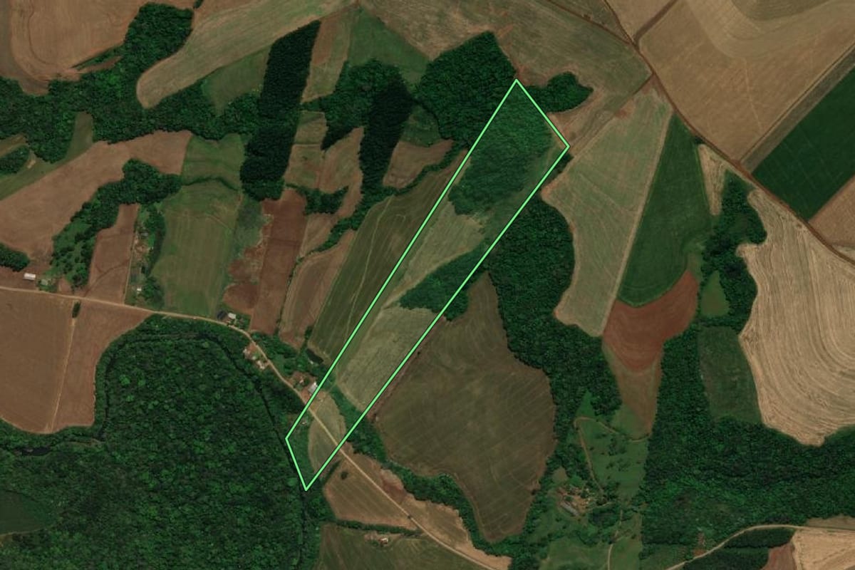 Imagem de satélite do imóvel rural em Pranchita (PR), com o contorno declarado no CAR desenhado por cima.