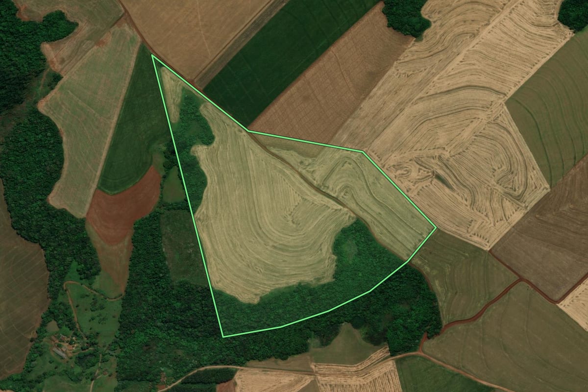 Imagem de satélite do imóvel rural em Pranchita (PR), com o contorno declarado no CAR desenhado por cima.