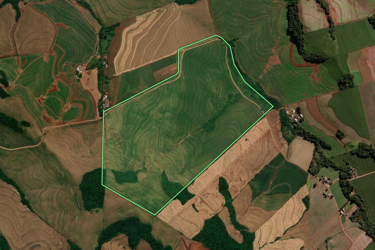 Imagem de satélite do imóvel rural em Pranchita (PR), com o contorno declarado no CAR desenhado por cima.