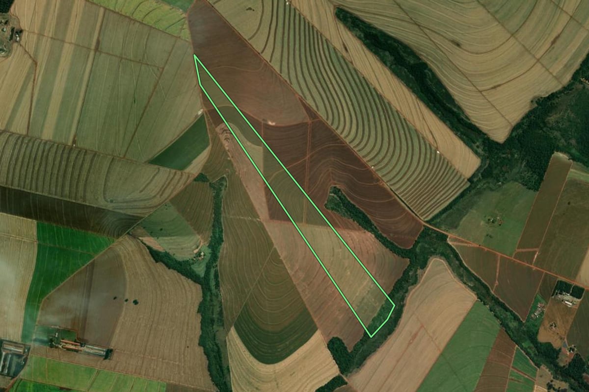 Imagem de satélite do imóvel rural em Presidente Castelo Branco (PR), com o contorno declarado no CAR desenhado por cima.