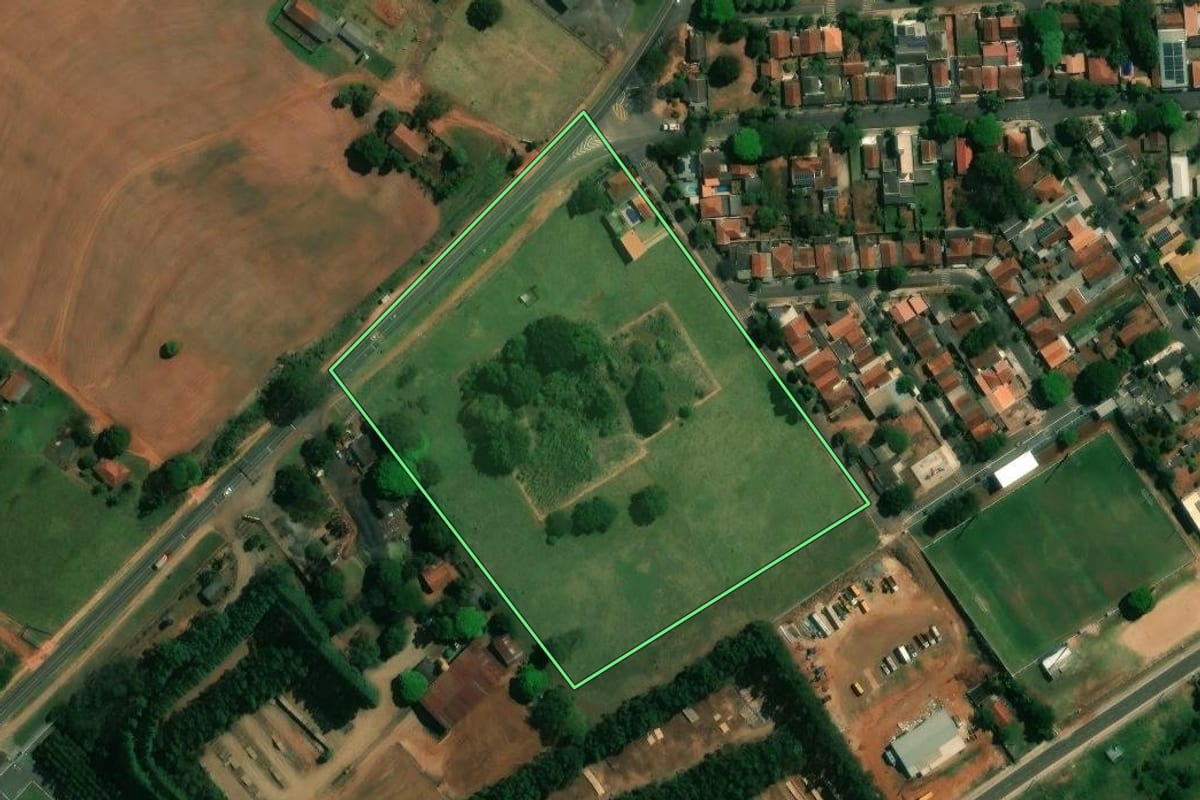 Imagem de satélite do imóvel rural em Presidente Castelo Branco (PR), com o contorno declarado no CAR desenhado por cima.