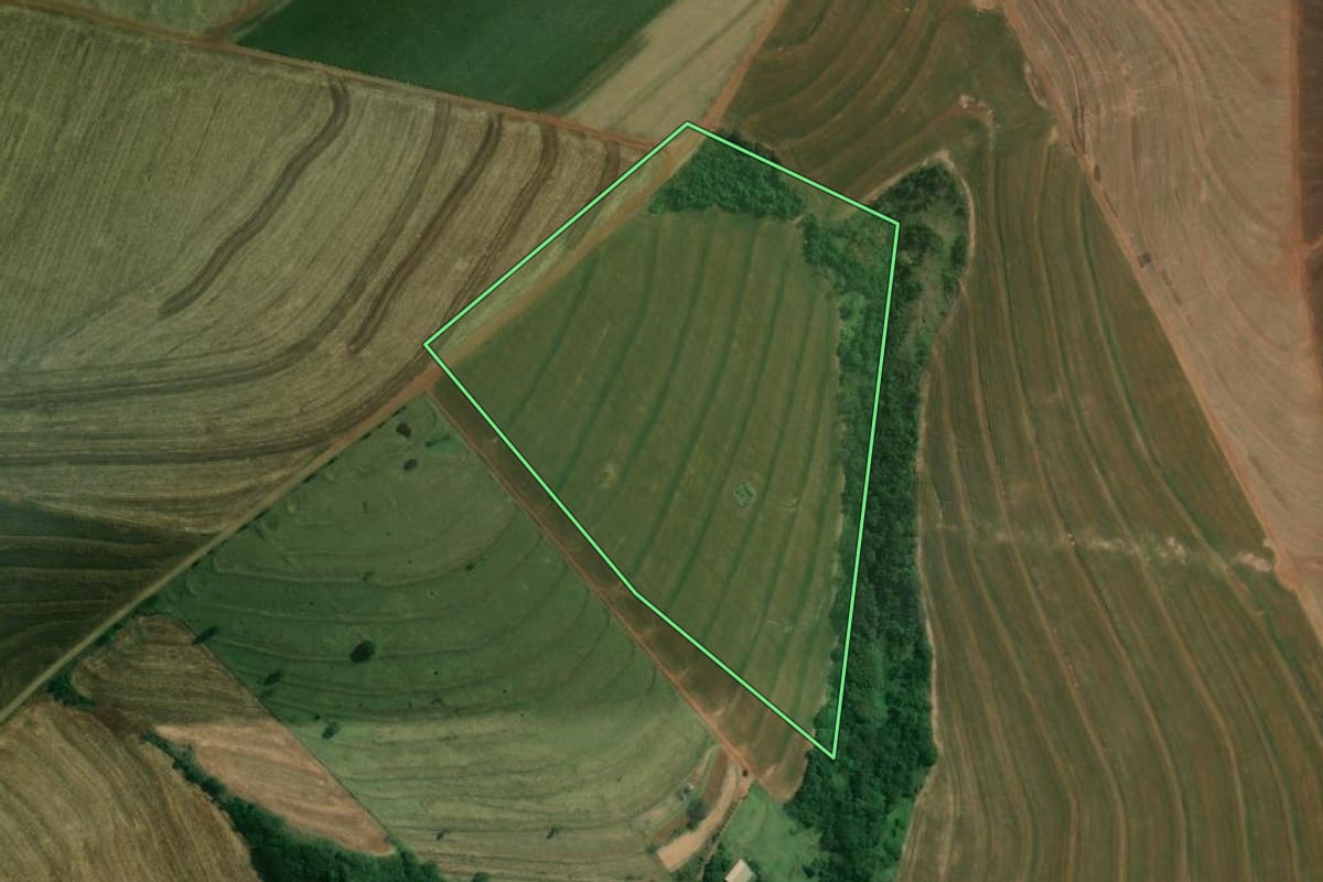 Imagem de satélite do imóvel rural em Presidente Castelo Branco (PR), com o contorno declarado no CAR desenhado por cima.