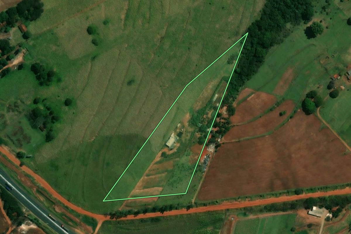 Imagem de satélite do imóvel rural em Presidente Castelo Branco (PR), com o contorno declarado no CAR desenhado por cima.