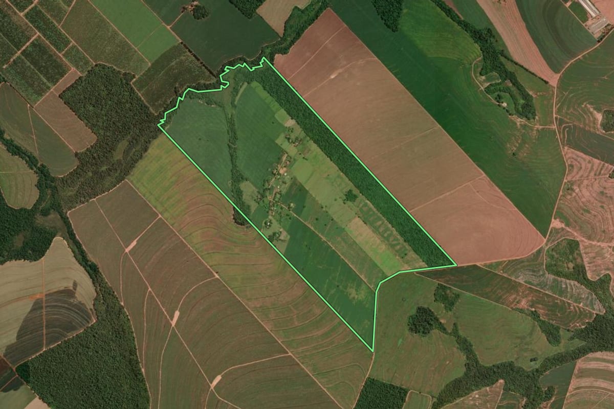 Imagem de satélite do imóvel rural em Presidente Castelo Branco (PR), com o contorno declarado no CAR desenhado por cima.