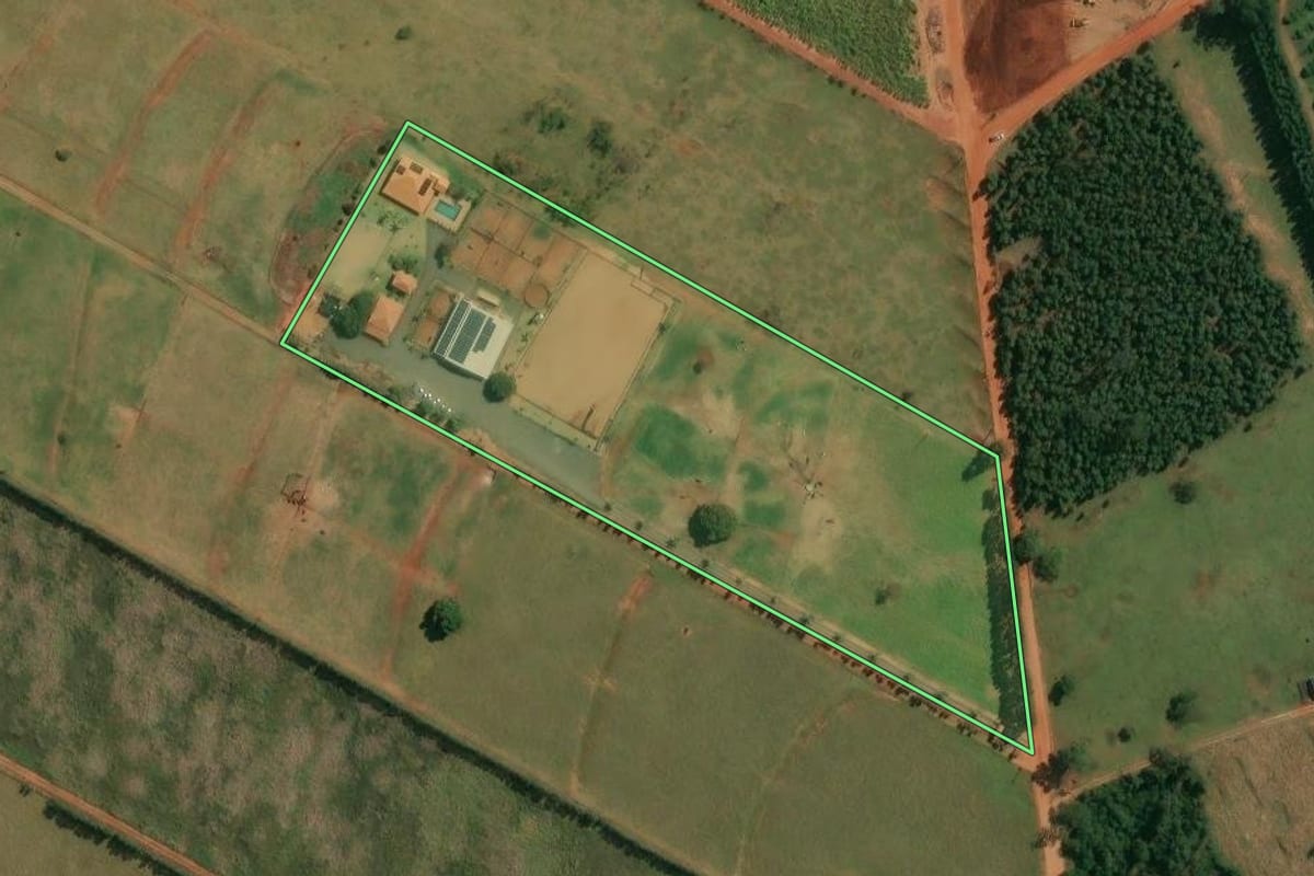 Imagem de satélite do imóvel rural em Presidente Castelo Branco (PR), com o contorno declarado no CAR desenhado por cima.