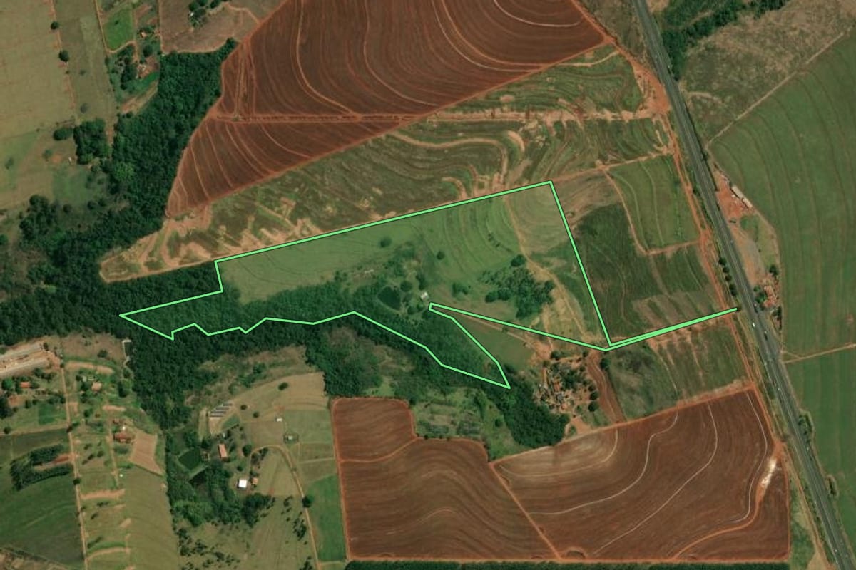 Imagem de satélite do imóvel rural em Presidente Castelo Branco (PR), com o contorno declarado no CAR desenhado por cima.
