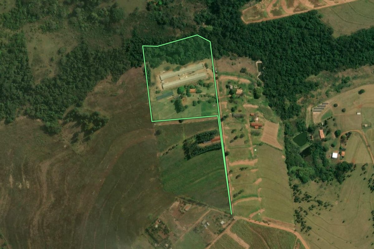 Imagem de satélite do imóvel rural em Presidente Castelo Branco (PR), com o contorno declarado no CAR desenhado por cima.