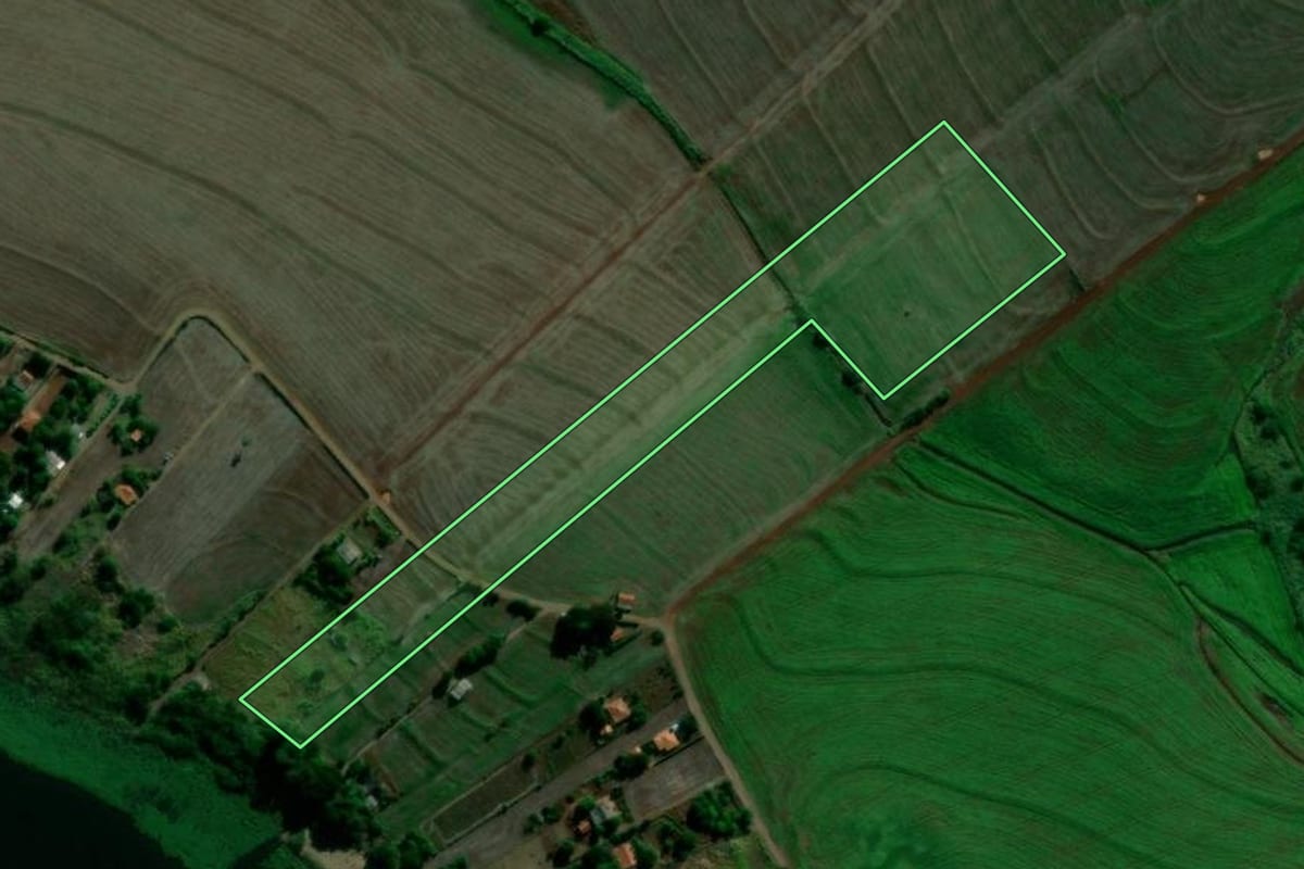 Imagem de satélite do imóvel rural em Primeiro de Maio (PR), com o contorno declarado no CAR desenhado por cima.