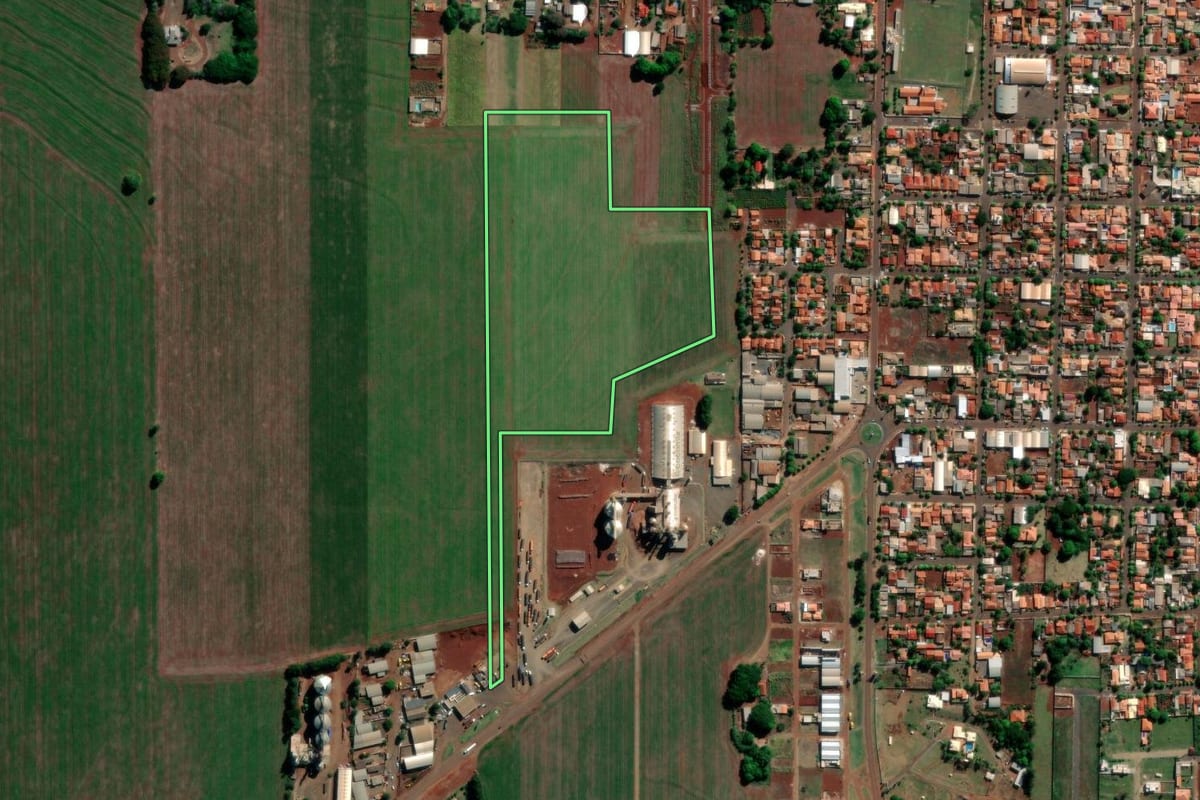 Imagem de satélite do imóvel rural em Primeiro de Maio (PR), com o contorno declarado no CAR desenhado por cima.