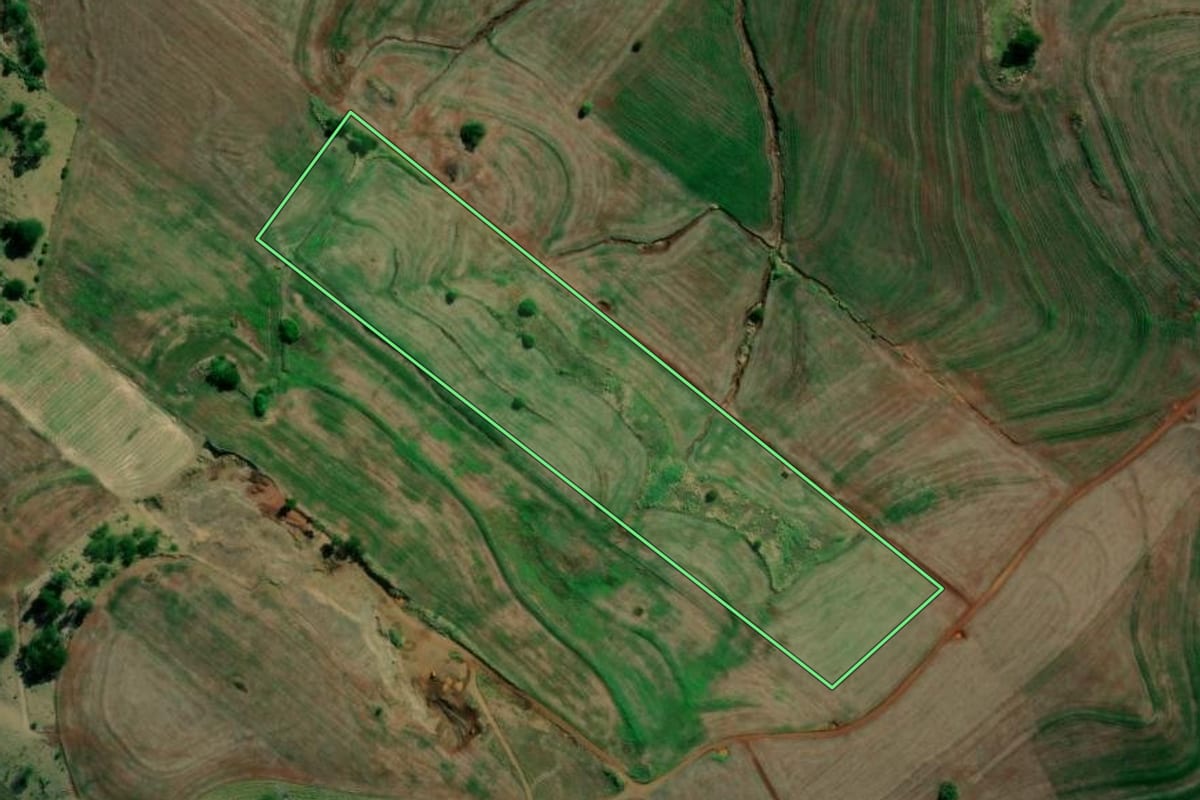 Imagem de satélite do imóvel rural em Primeiro de Maio (PR), com o contorno declarado no CAR desenhado por cima.