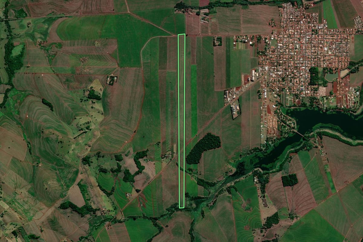 Imagem de satélite do imóvel rural em Primeiro de Maio (PR), com o contorno declarado no CAR desenhado por cima.