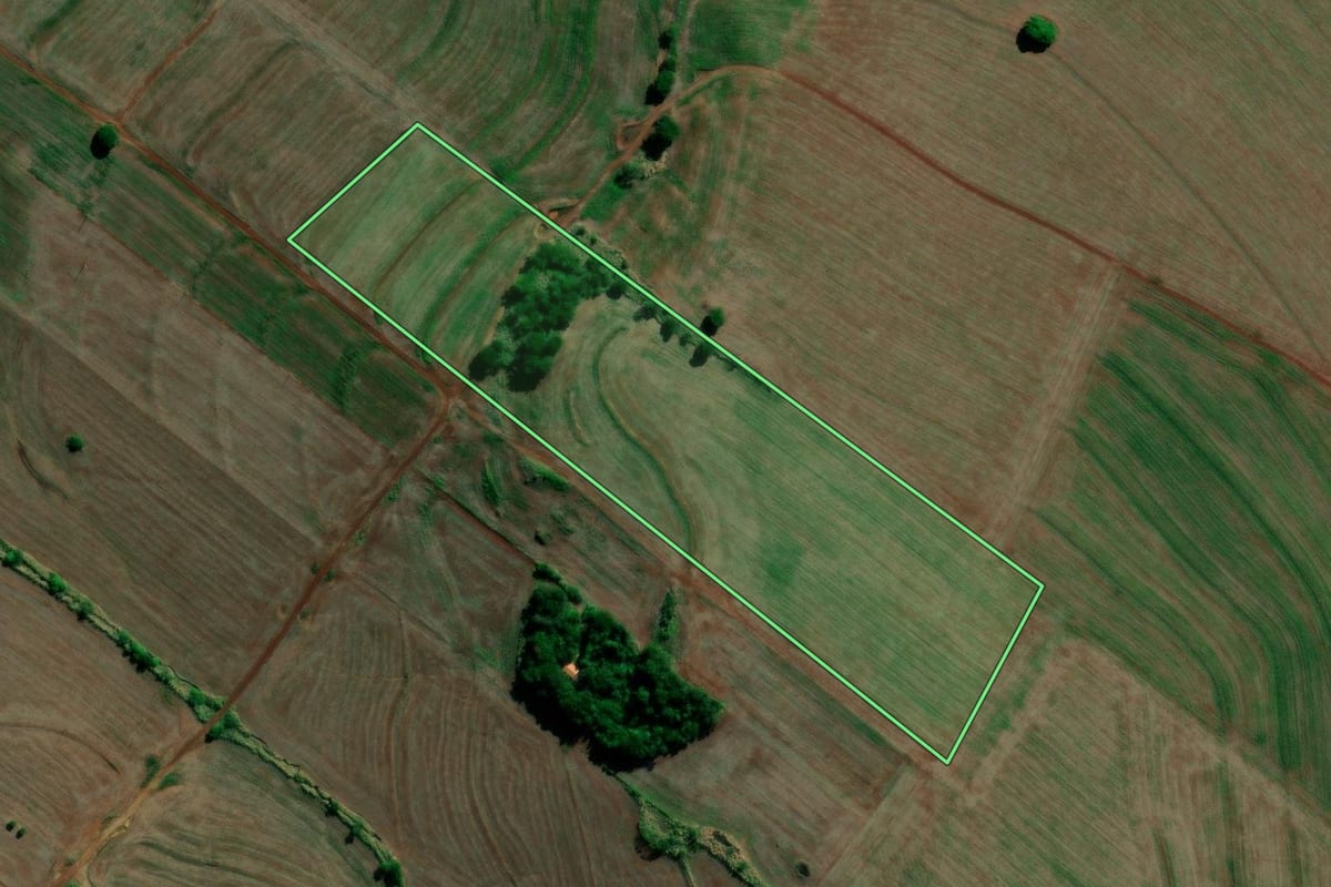 Imagem de satélite do imóvel rural em Primeiro de Maio (PR), com o contorno declarado no CAR desenhado por cima.