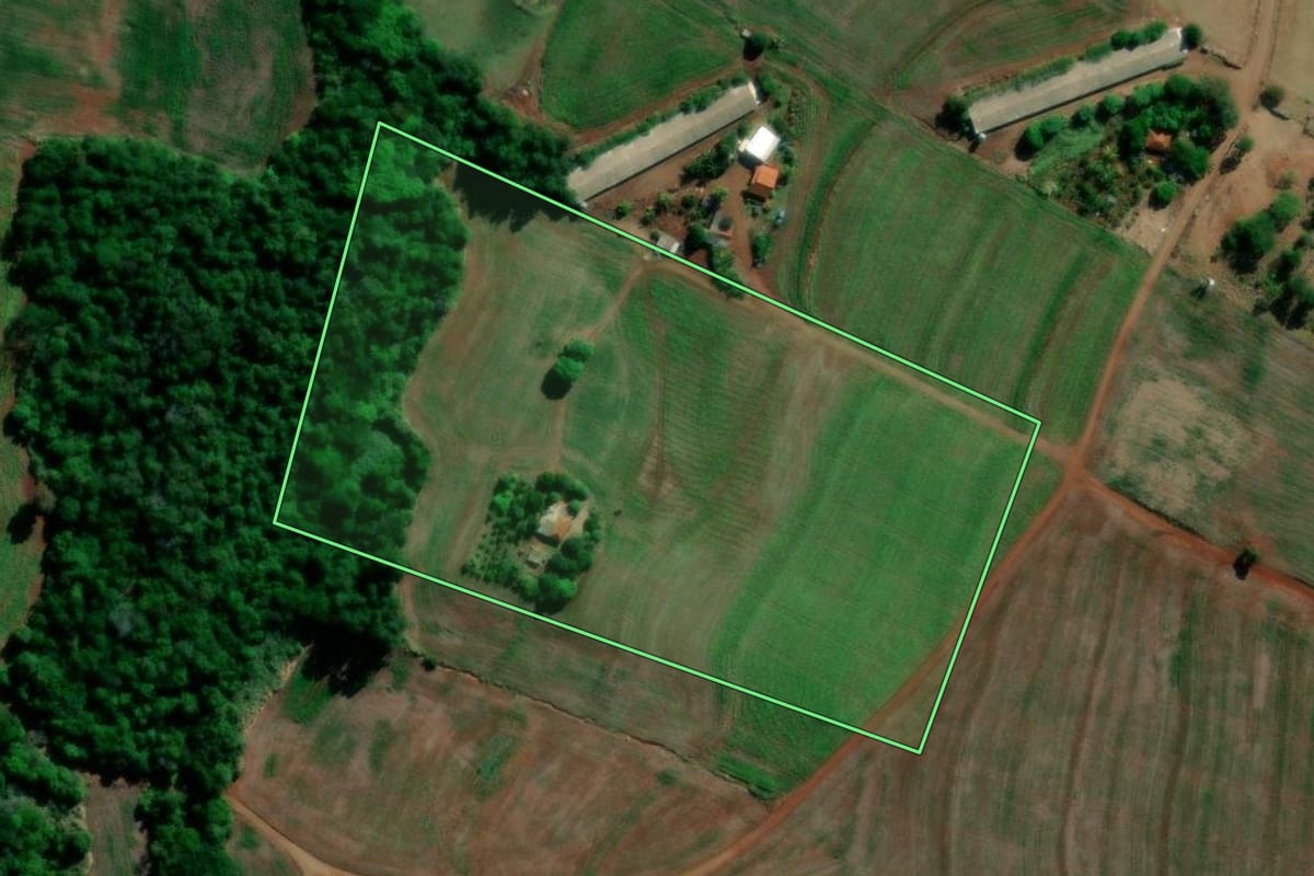 Imagem de satélite do imóvel rural em Primeiro de Maio (PR), com o contorno declarado no CAR desenhado por cima.