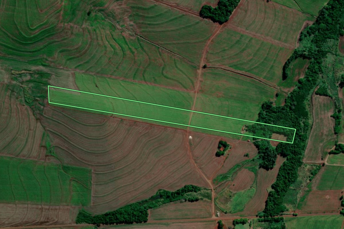 Imagem de satélite do imóvel rural em Primeiro de Maio (PR), com o contorno declarado no CAR desenhado por cima.