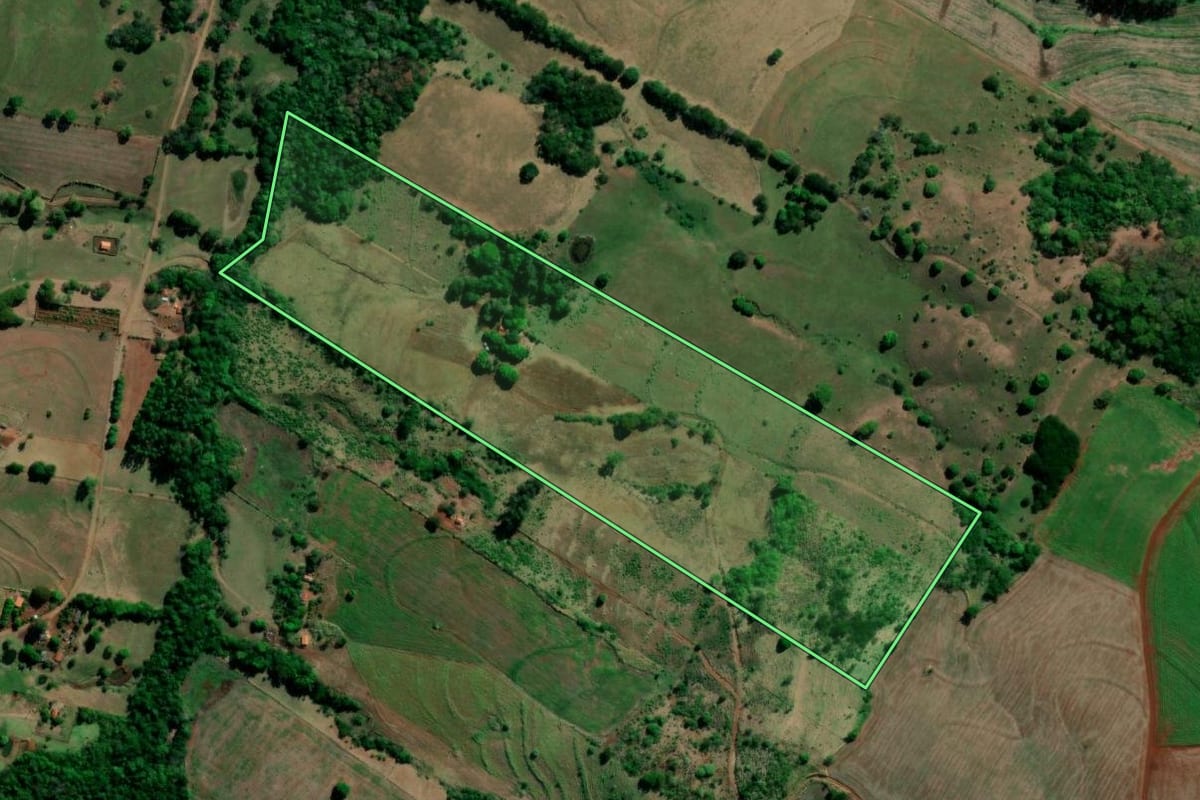 Imagem de satélite do imóvel rural em Primeiro de Maio (PR), com o contorno declarado no CAR desenhado por cima.