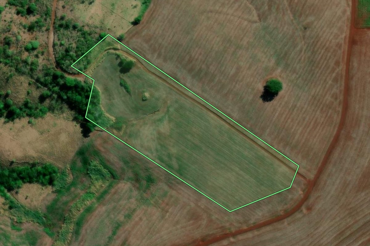 Imagem de satélite do imóvel rural em Primeiro de Maio (PR), com o contorno declarado no CAR desenhado por cima.