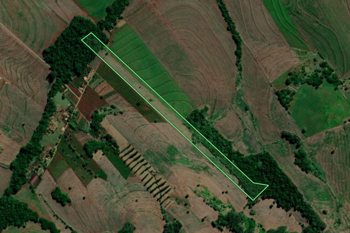 Imagem de satélite do imóvel rural em Primeiro de Maio (PR), com o contorno declarado no CAR desenhado por cima.