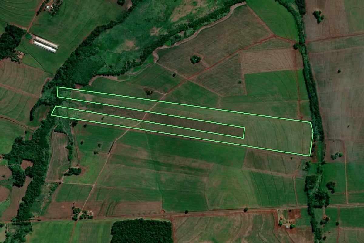 Imagem de satélite do imóvel rural em Primeiro de Maio (PR), com o contorno declarado no CAR desenhado por cima.