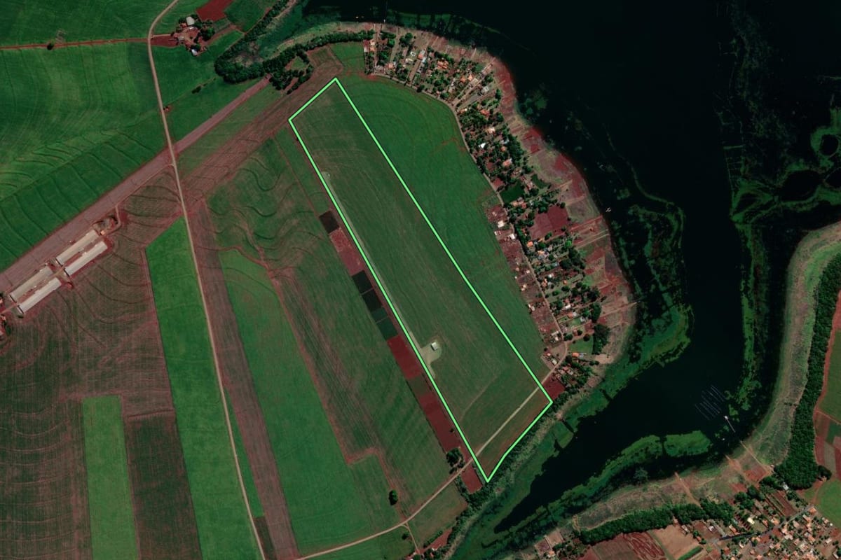 Imagem de satélite do imóvel rural em Primeiro de Maio (PR), com o contorno declarado no CAR desenhado por cima.