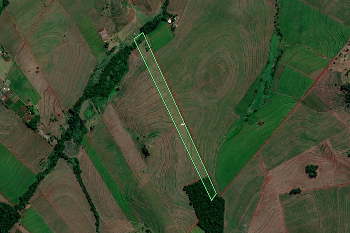 Imagem de satélite do imóvel rural em Primeiro de Maio (PR), com o contorno declarado no CAR desenhado por cima.