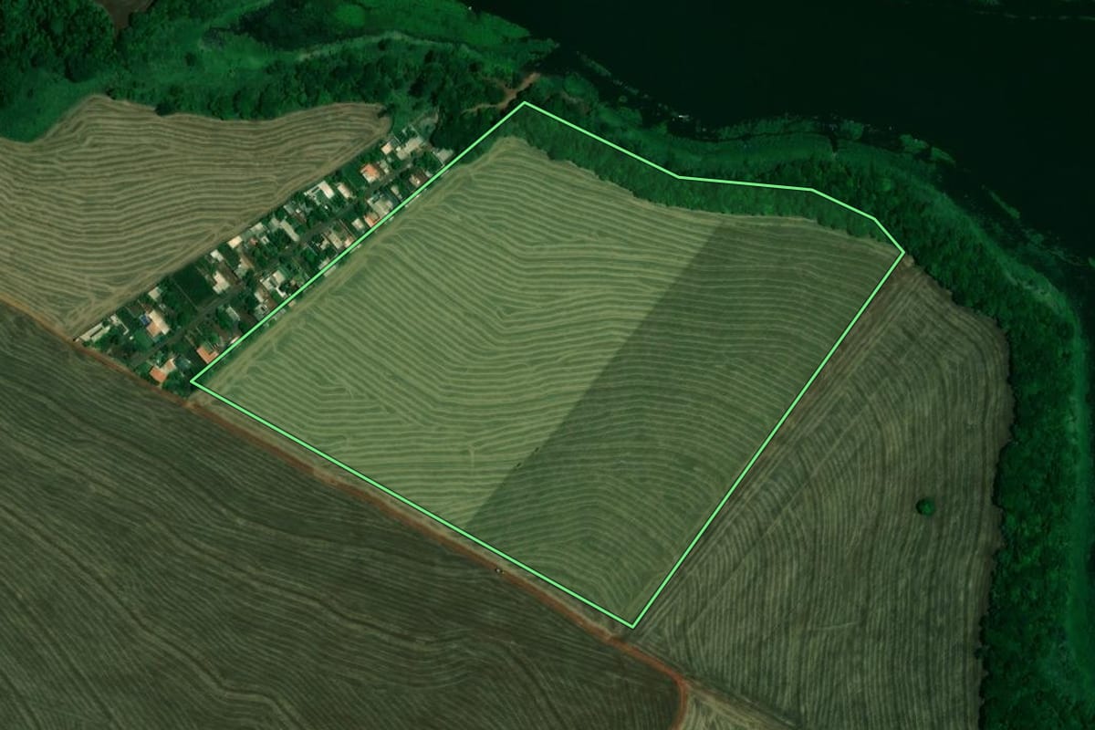 Imagem de satélite do imóvel rural em Primeiro de Maio (PR), com o contorno declarado no CAR desenhado por cima.