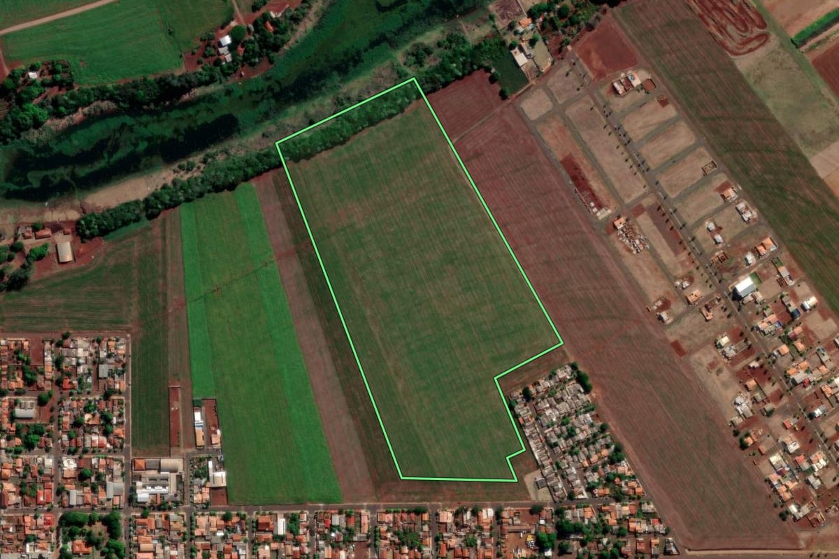 Imagem de satélite do imóvel rural em Primeiro de Maio (PR), com o contorno declarado no CAR desenhado por cima.