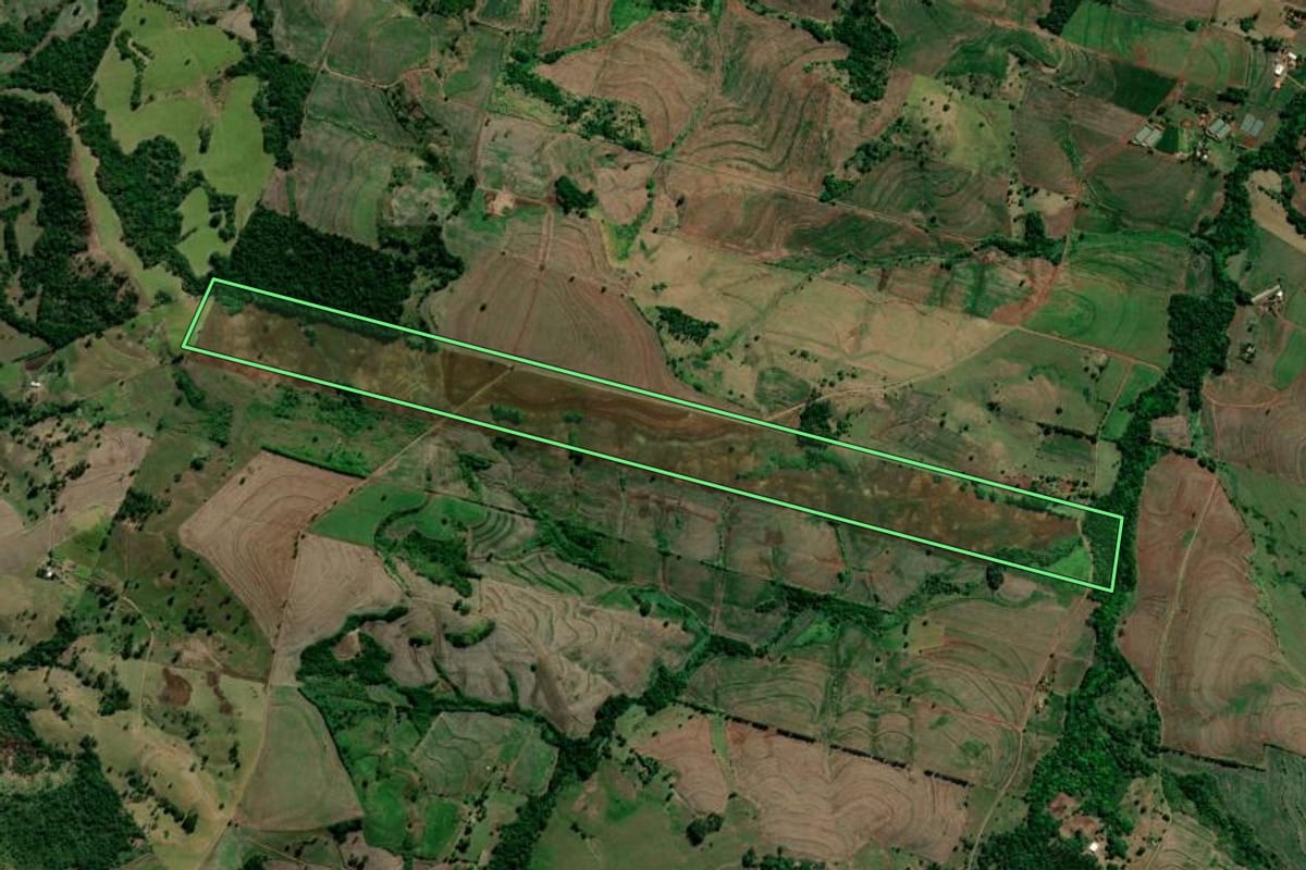 Imagem de satélite do imóvel rural em Primeiro de Maio (PR), com o contorno declarado no CAR desenhado por cima.