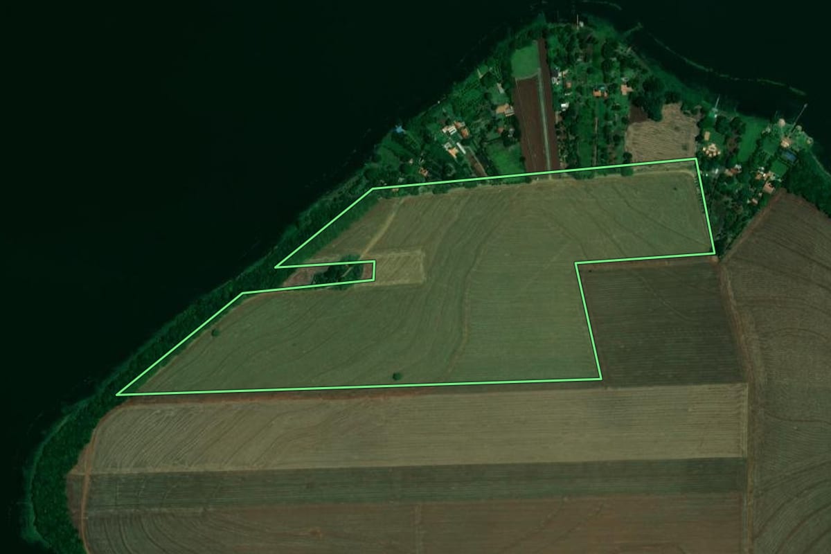 Imagem de satélite do imóvel rural em Primeiro de Maio (PR), com o contorno declarado no CAR desenhado por cima.