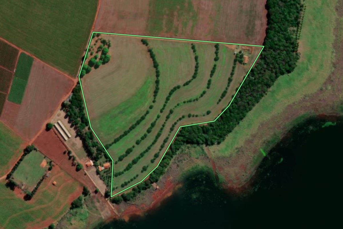 Imagem de satélite do imóvel rural em Primeiro de Maio (PR), com o contorno declarado no CAR desenhado por cima.