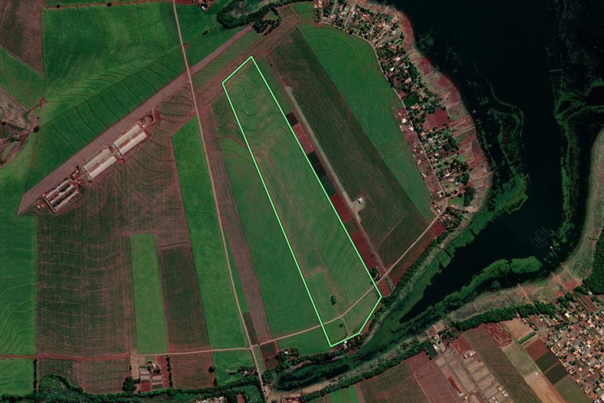 Imagem de satélite do imóvel rural em Primeiro de Maio (PR), com o contorno declarado no CAR desenhado por cima.