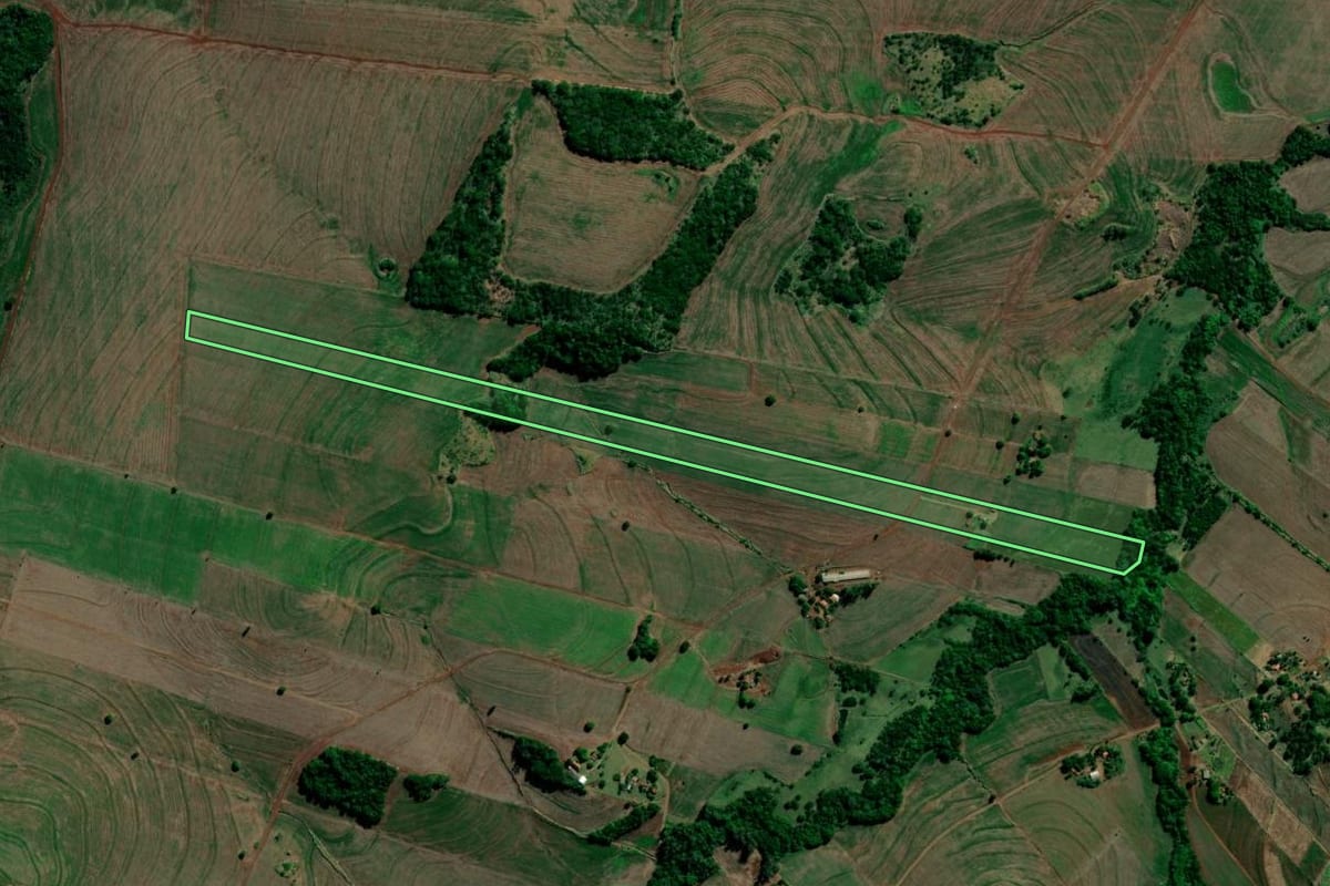 Imagem de satélite do imóvel rural em Primeiro de Maio (PR), com o contorno declarado no CAR desenhado por cima.