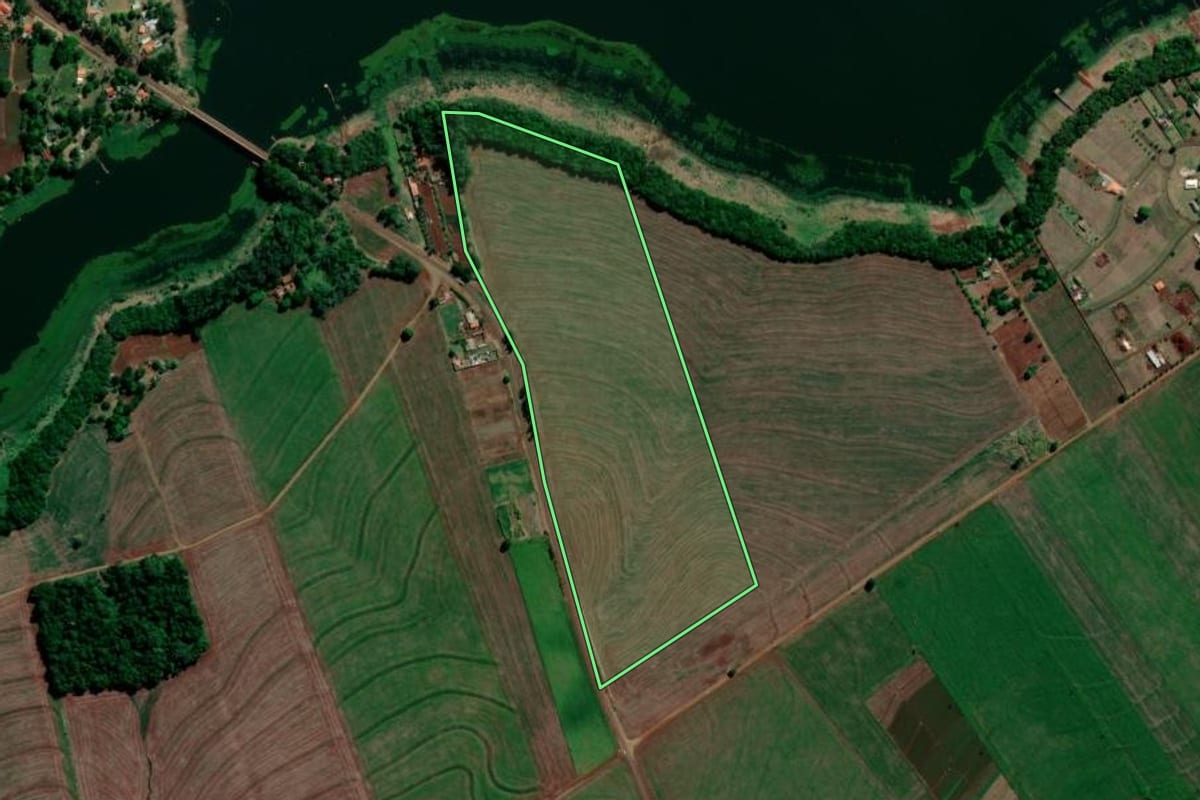 Imagem de satélite do imóvel rural em Primeiro de Maio (PR), com o contorno declarado no CAR desenhado por cima.