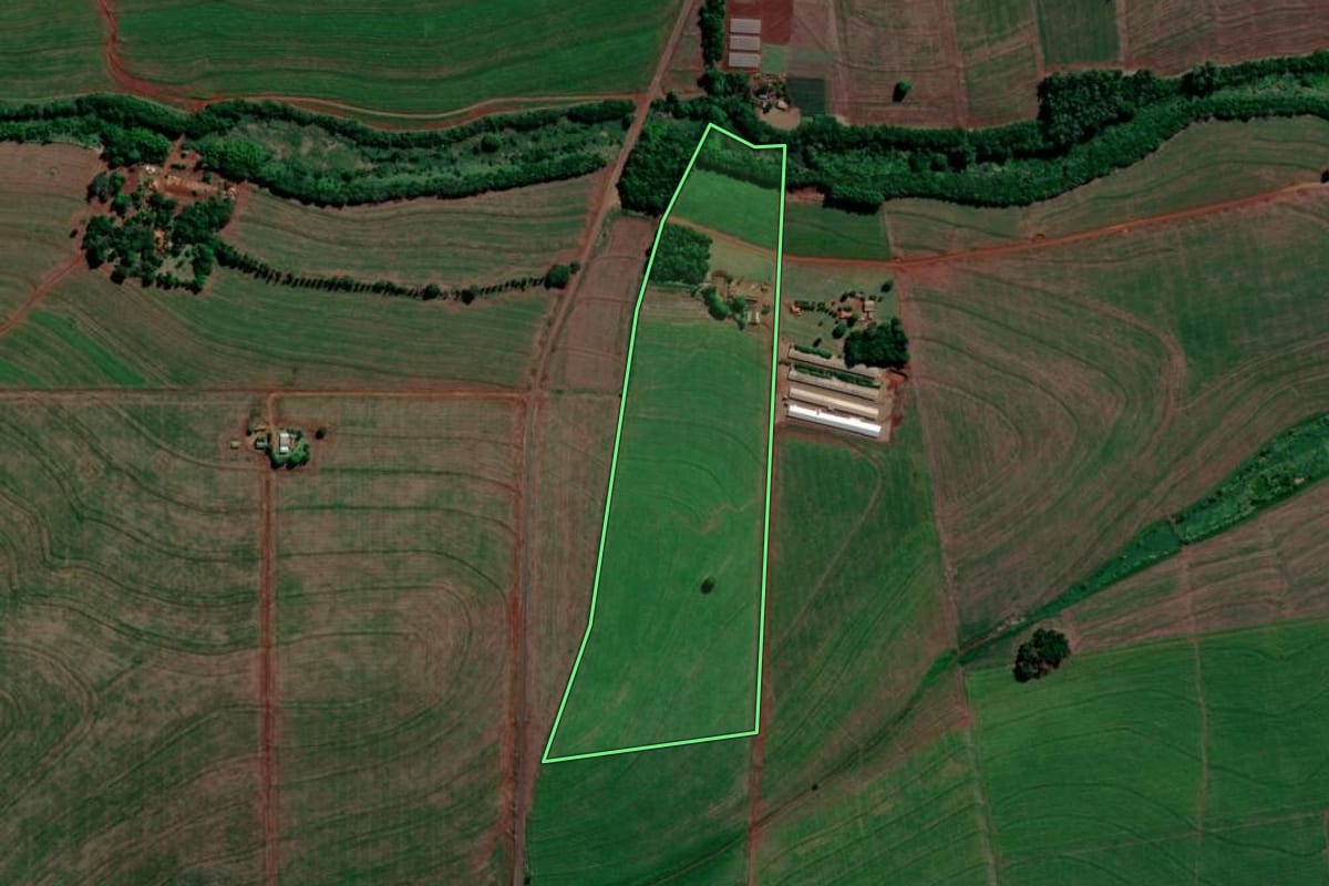 Imagem de satélite do imóvel rural em Primeiro de Maio (PR), com o contorno declarado no CAR desenhado por cima.