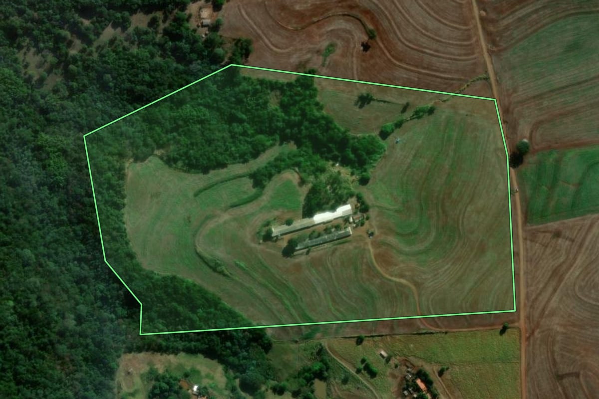 Imagem de satélite do imóvel rural em Primeiro de Maio (PR), com o contorno declarado no CAR desenhado por cima.
