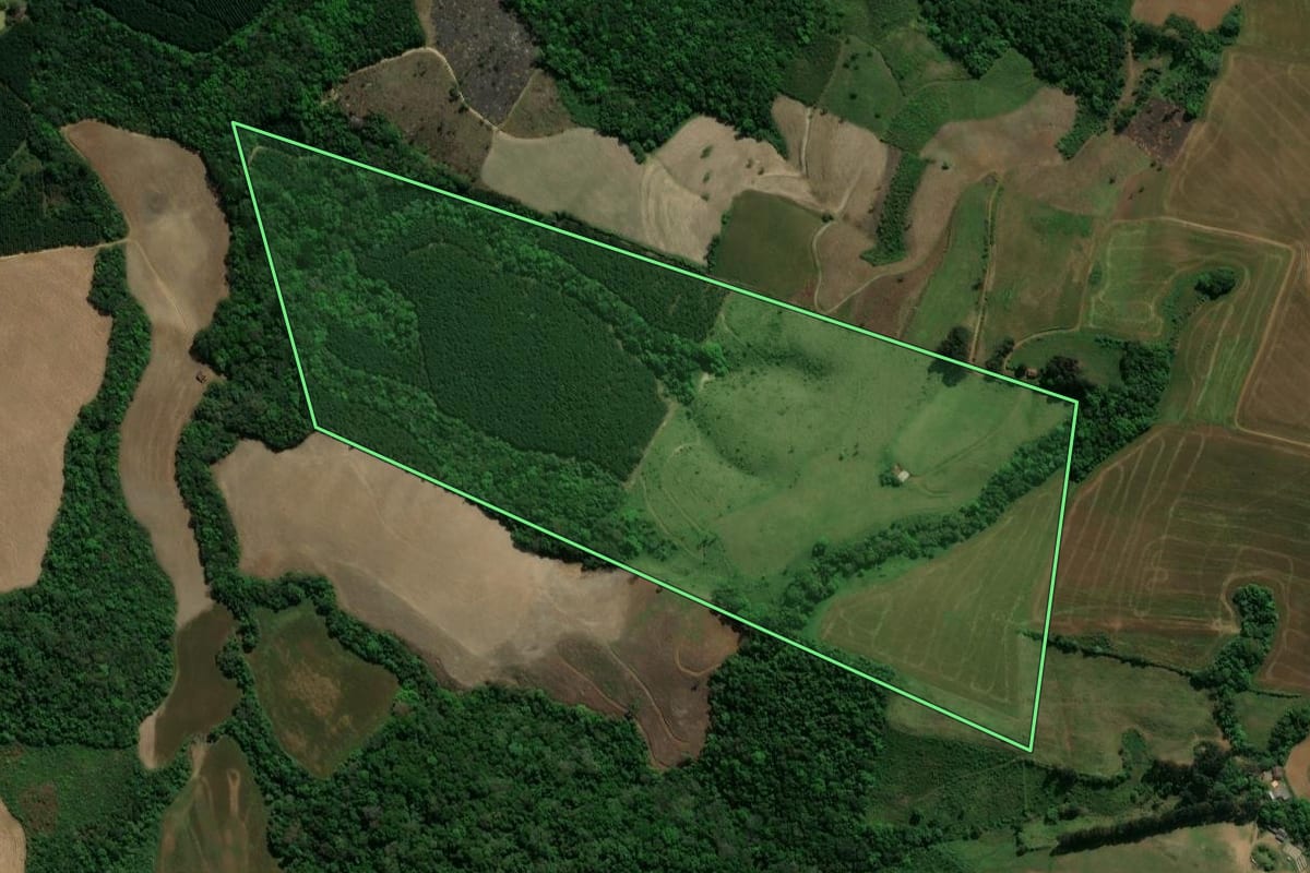 Imagem de satélite do imóvel rural em Prudentópolis (PR), com o contorno declarado no CAR desenhado por cima.