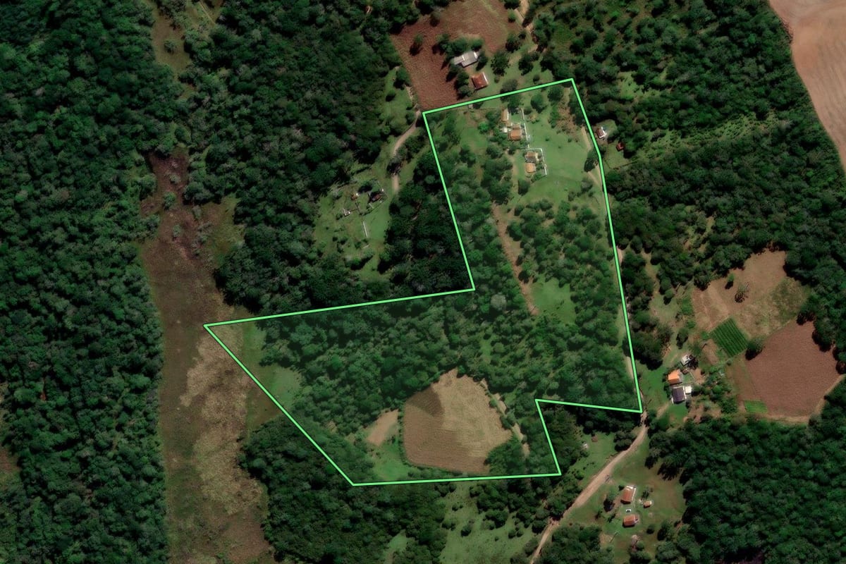 Imagem de satélite do imóvel rural em Prudentópolis (PR), com o contorno declarado no CAR desenhado por cima.