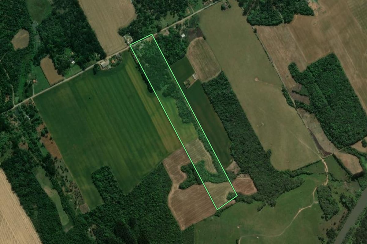 Imagem de satélite do imóvel rural em Prudentópolis (PR), com o contorno declarado no CAR desenhado por cima.