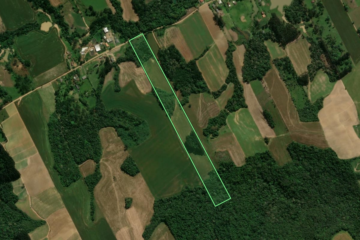 Imagem de satélite do imóvel rural em Prudentópolis (PR), com o contorno declarado no CAR desenhado por cima.