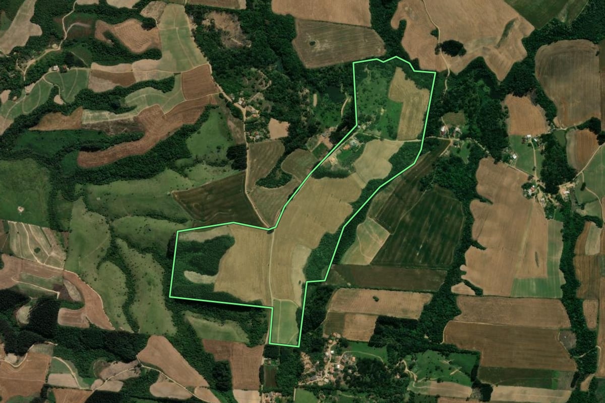 Imagem de satélite do imóvel rural em Prudentópolis (PR), com o contorno declarado no CAR desenhado por cima.